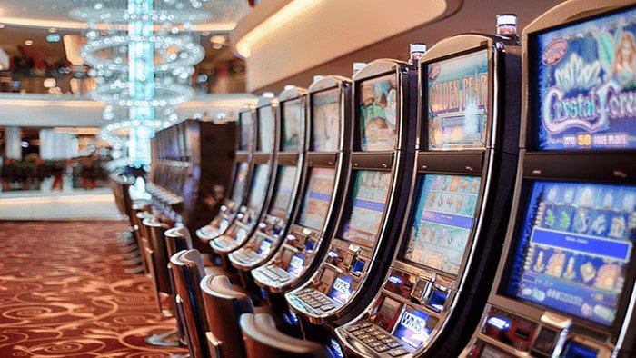 Pengguna memeriksa level VIP lewat ponsel